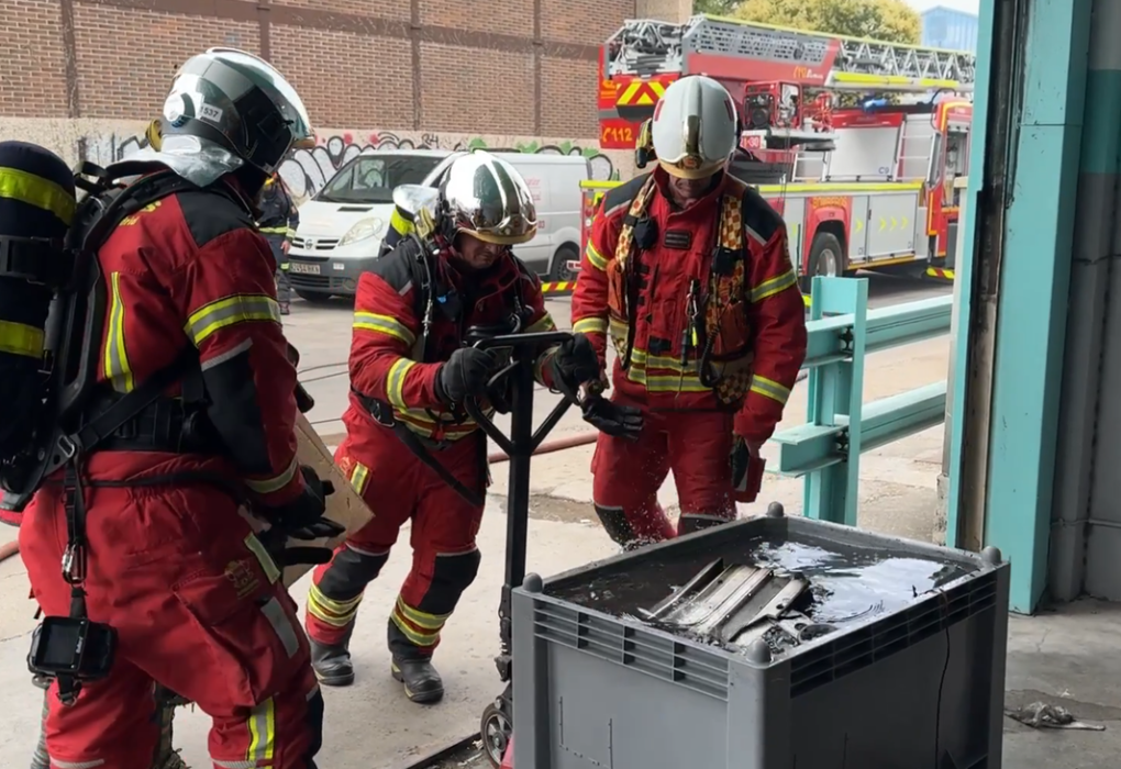 Bomberos de la Comunidad de Madrid controlan incendio en nave de vehículos eléctricos en Coslada