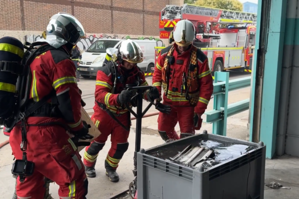 Bomberos de la Comunidad de Madrid controlan incendio en nave de vehículos eléctricos en Coslada