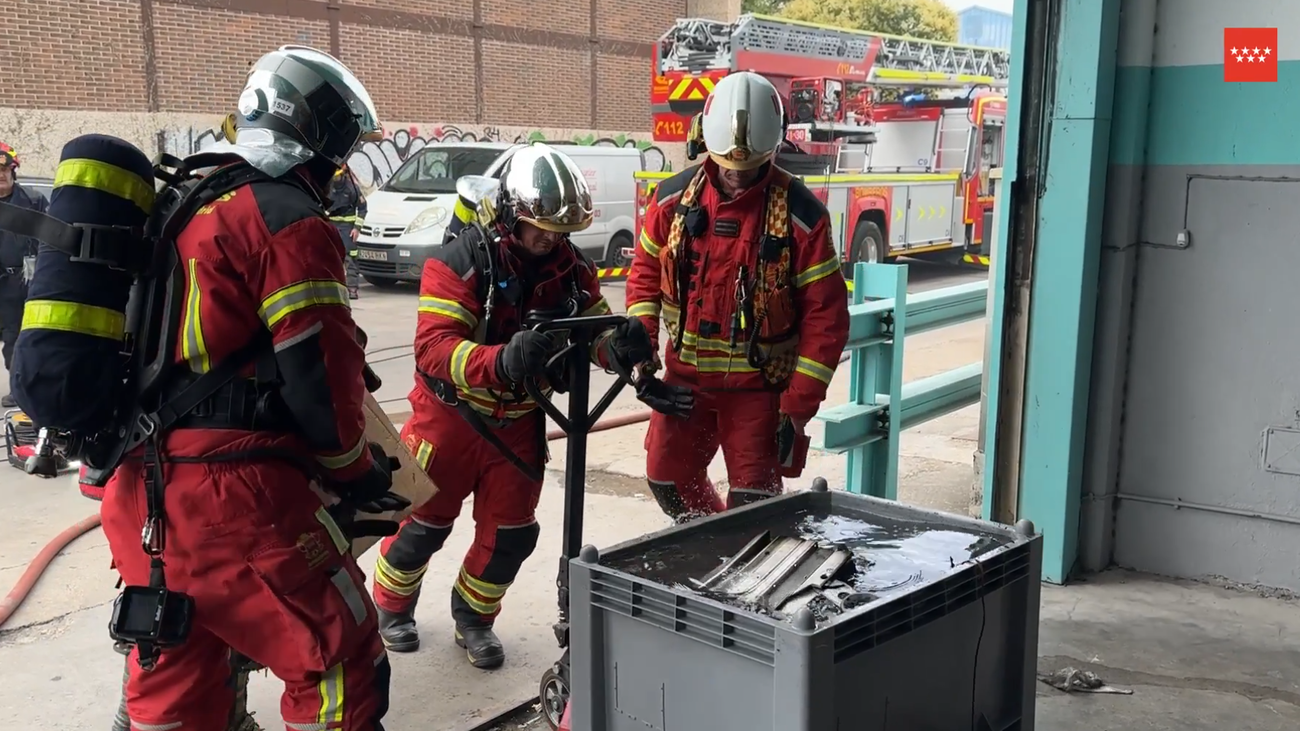 Bomberos de la Comunidad de Madrid controlan incendio en nave de vehículos eléctricos en Coslada