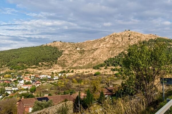 El Cerro del Castillo, en Collado Mediano, visto desde la M-601
