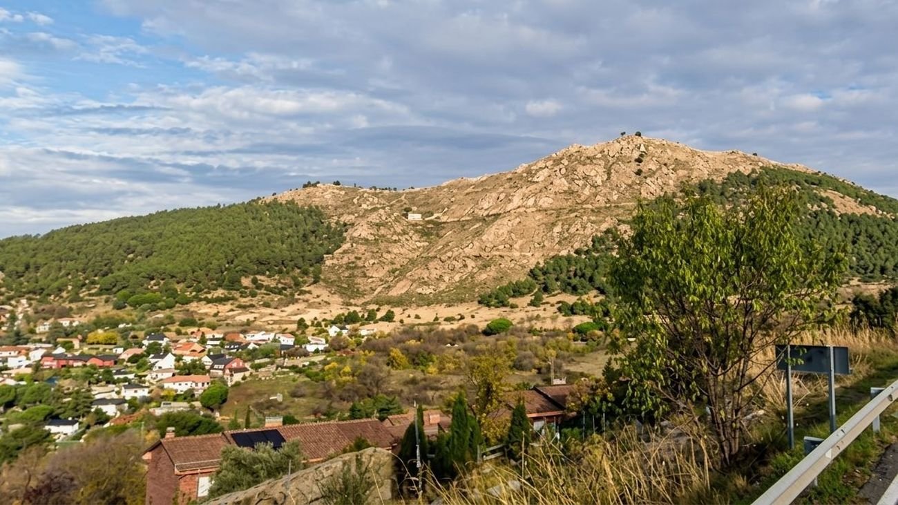 El Cerro del Castillo, en Collado Mediano, visto desde la M-601