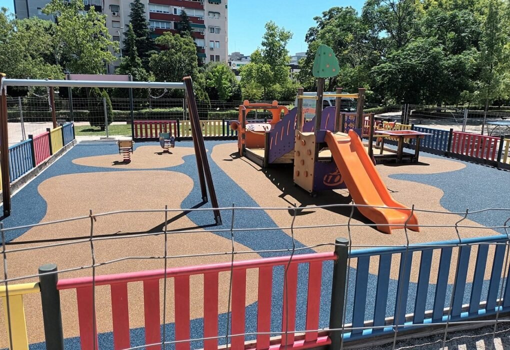 El Ayuntamiento mejora las áreas infantiles del Parque Miraflores para el disfrute de los vecinos