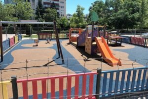 El Ayuntamiento mejora las áreas infantiles del Parque Miraflores para el disfrute de los vecinos
