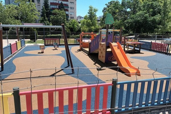 El Ayuntamiento mejora las áreas infantiles del Parque Miraflores para el disfrute de los vecinos