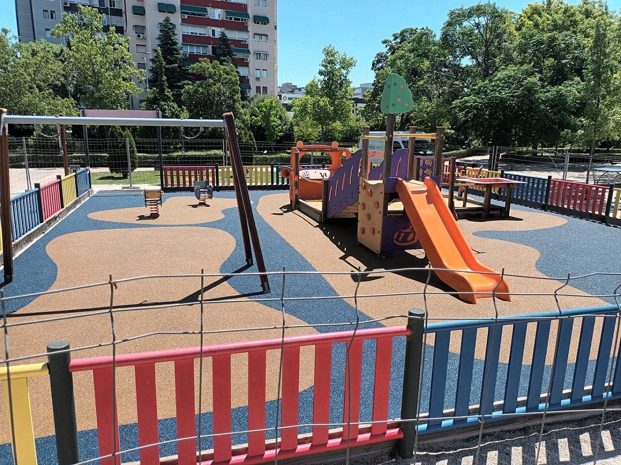 El Ayuntamiento mejora las áreas infantiles del Parque Miraflores para el disfrute de los vecinos