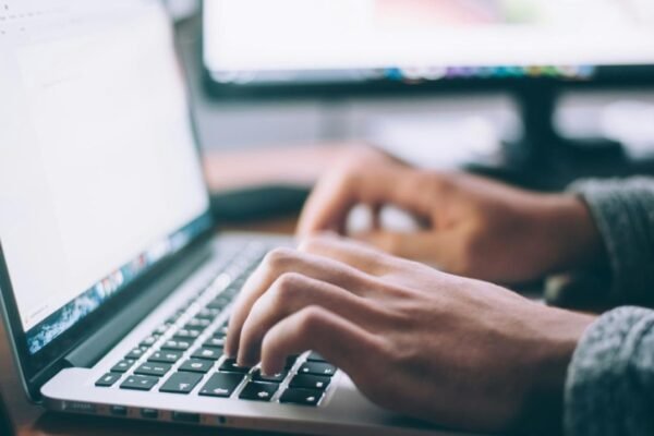 La Comunidad de Madrid capacita gratuitamente en Inteligencia Artificial a 10.890 vecinos
