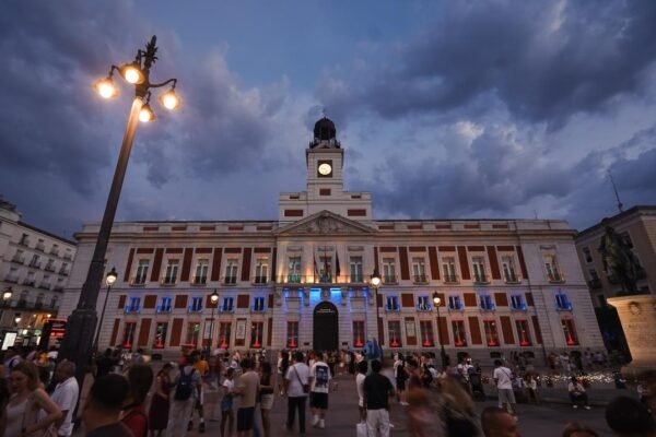 La Comunidad de Madrid rinde tributo a Colombia iluminando la Real Casa de Correos
