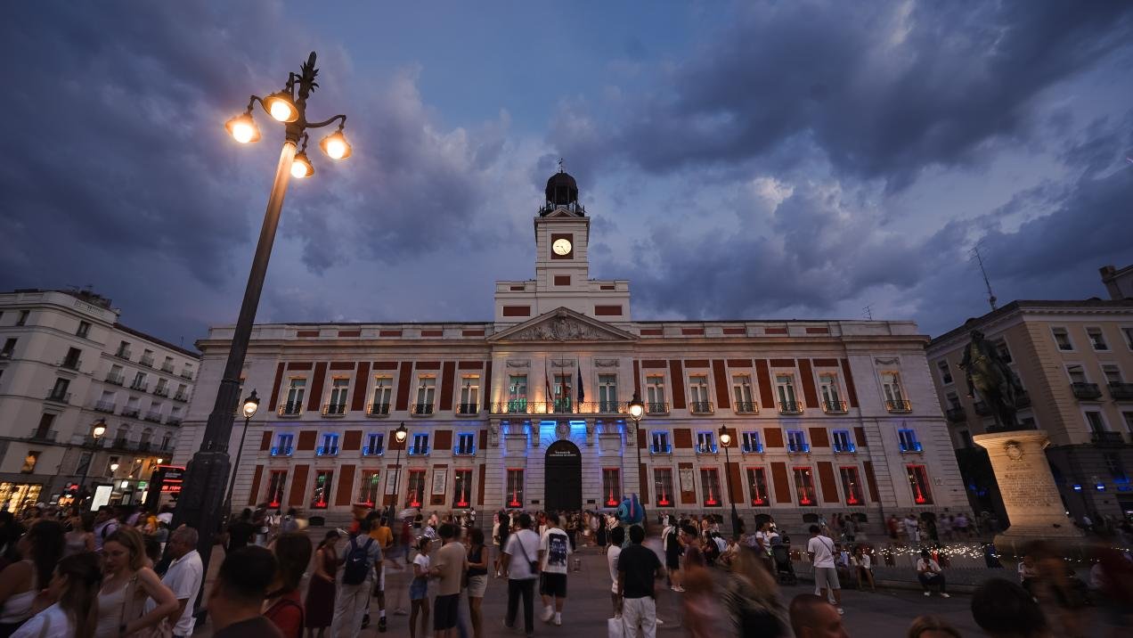 La Comunidad de Madrid rinde tributo a Colombia iluminando la Real Casa de Correos
