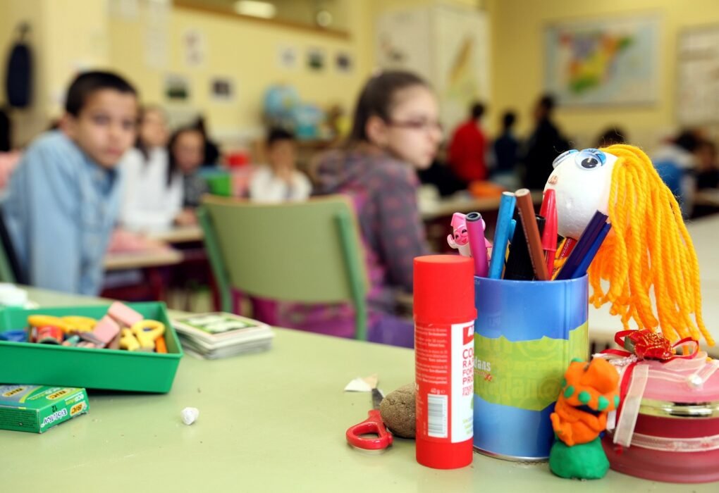 Madrid impulsa el programa 'Cuidamos la Escuela' para integrar a personal de limpieza en colegios