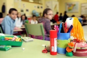 Madrid impulsa el programa 'Cuidamos la Escuela' para integrar a personal de limpieza en colegios