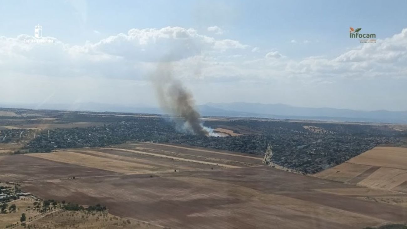 Columna de humo en una zona forestal de la localidad de Galápagos, en Guadalajara