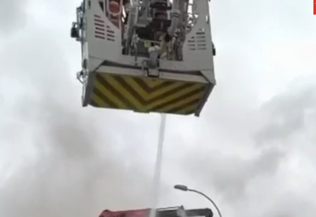 Madrid moviliza a los bomberos para sofocar incendio de camión en la M-50 en Getafe