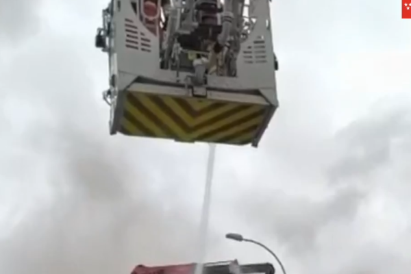 Madrid moviliza a los bomberos para sofocar incendio de camión en la M-50 en Getafe