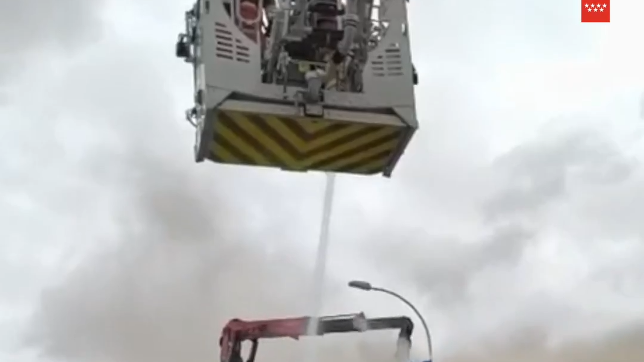 Madrid moviliza a los bomberos para sofocar incendio de camión en la M-50 en Getafe