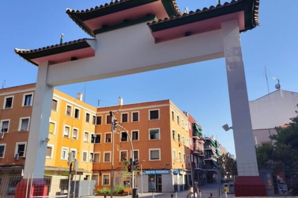 Madrid se prepara para recibir a los turistas chinos con los 'paifang' de Usera en la Golden Week