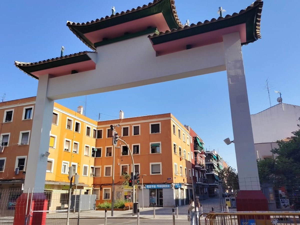 Madrid se prepara para recibir a los turistas chinos con los 'paifang' de Usera en la Golden Week