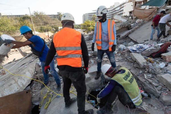 Equipos de rescate buscan en los escombros de un edificio en La Guaira (Venezuela)