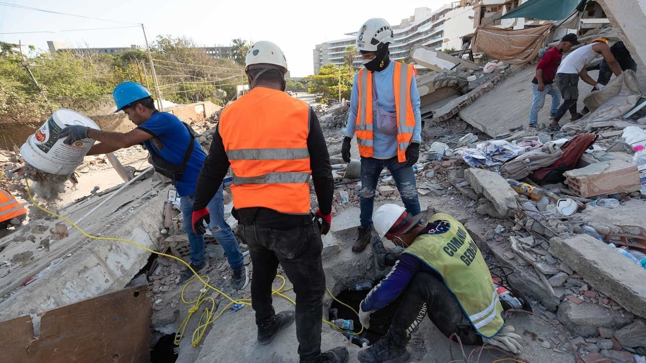 Equipos de rescate buscan en los escombros de un edificio en La Guaira (Venezuela)