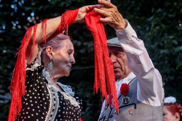 Chulapos bailando el chotis en Madrid