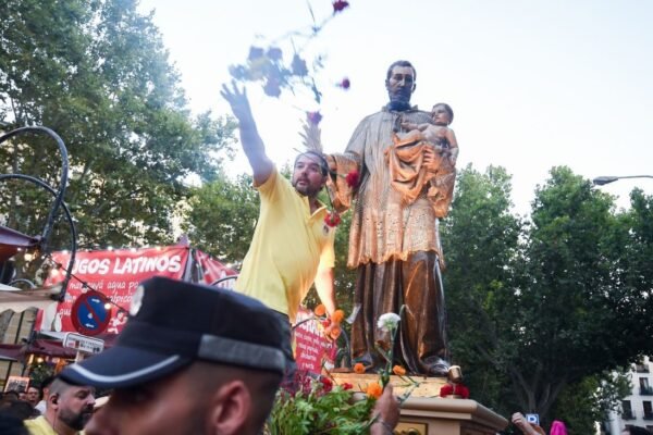 Madrid se vuelca con las Fiestas de San Cayetano en Lavapiés, música y tradición en el aire