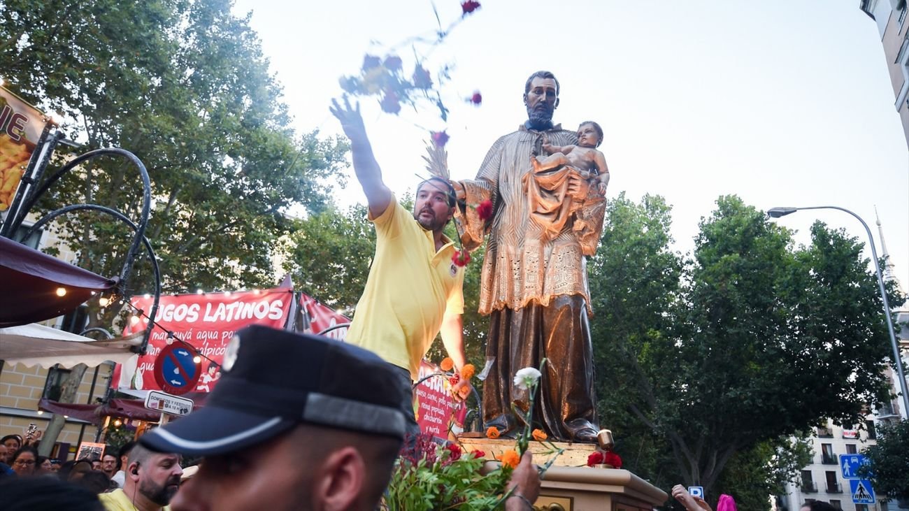 Madrid se vuelca con las Fiestas de San Cayetano en Lavapiés, música y tradición en el aire
