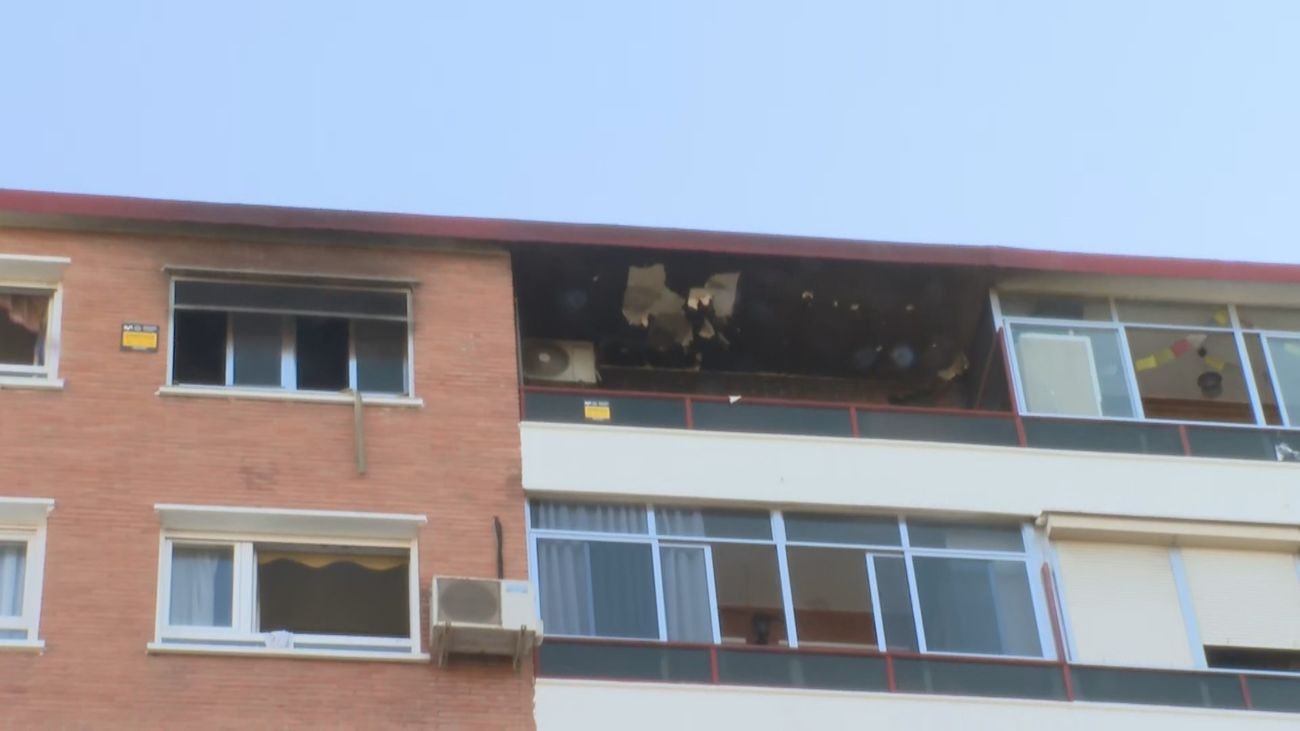 Muere una mujer de 40 años en un incendio en Alcorcón que afecta a varios bomberos