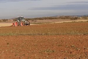 Un agricultor ara sus campos en Madrid