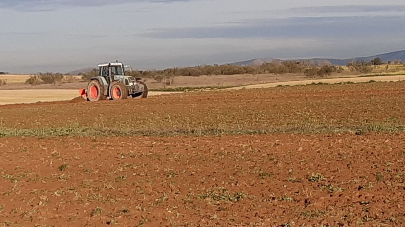 Un agricultor ara sus campos en Madrid
