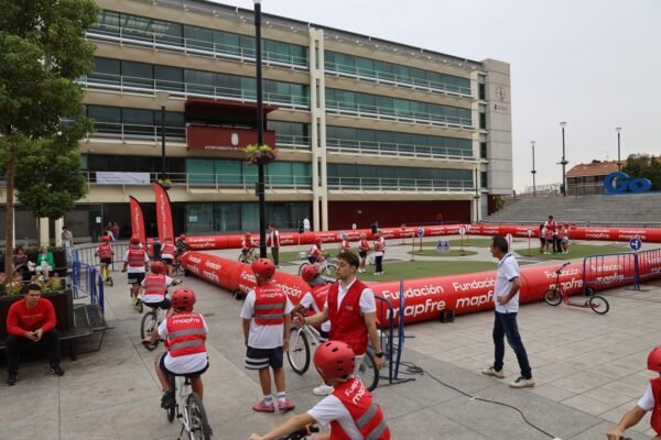 Cerca de 800 escolares de Madrid aprenden sobre movilidad segura y prevención de accidentes