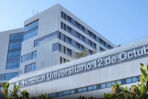El Hospital 12 de Octubre de Madrid permite a una niña soplar sus velas por primera vez