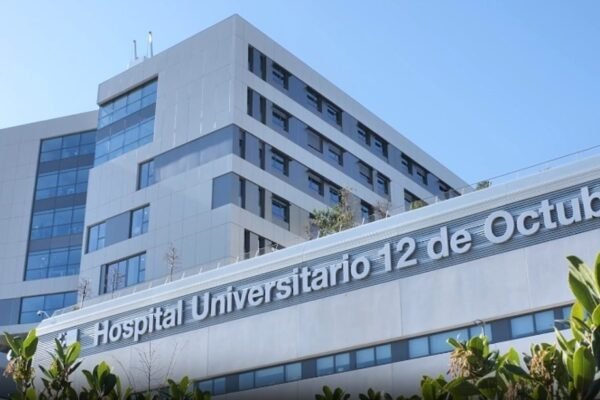 El Hospital 12 de Octubre de Madrid permite a una niña soplar sus velas por primera vez
