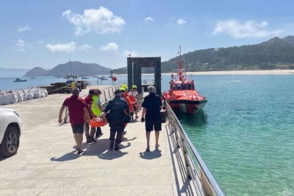 Evacuación de un turista madrileño herido en las Islas Cíes