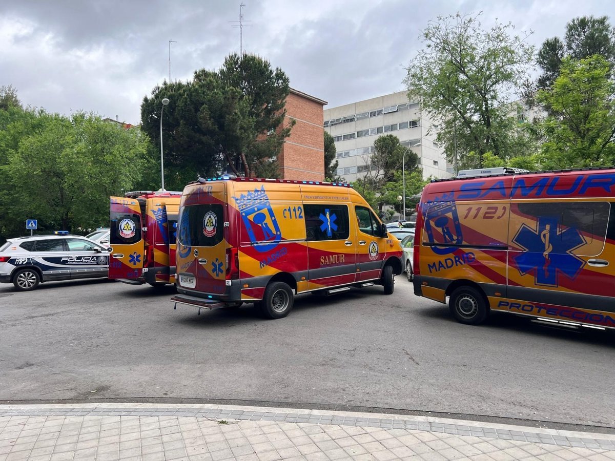 Heridas potencialmente graves para una madre y sus hijas tras chocar con un autobús en Madrid