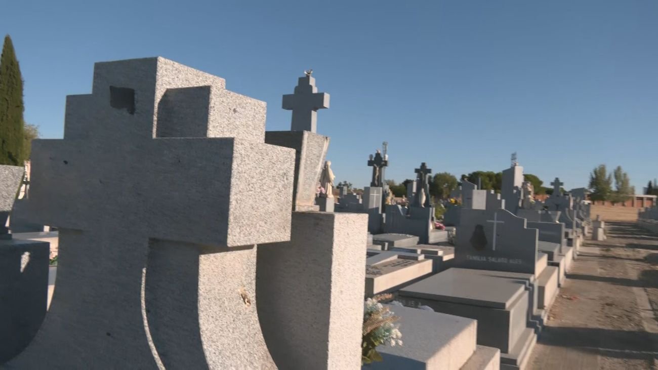 Indignación en Madrid por el expolio de más de 50 tumbas en el Cementerio Sur de Carabanchel