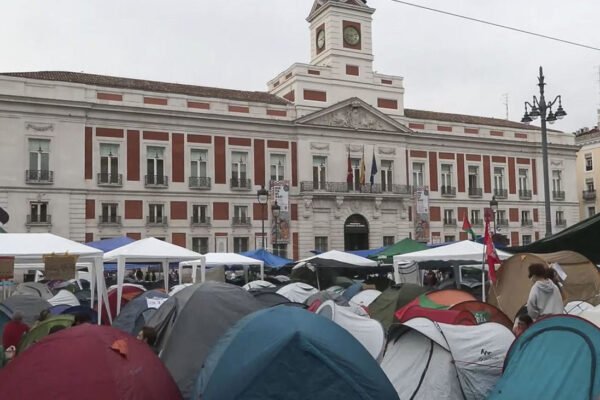 Acampada en la Puerta del Sol en protesta por la situación de la vivienda