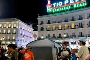 Centenares de personas acampadas en la Puerta del Sol de Madrid tras la manifestación para protestar por el desahucio de Maricarmen