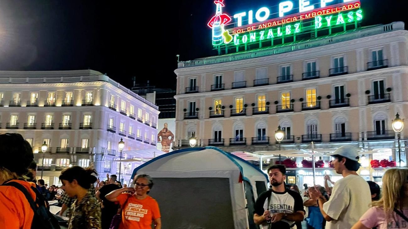 Centenares de personas acampadas en la Puerta del Sol de Madrid tras la manifestación para protestar por el desahucio de Maricarmen