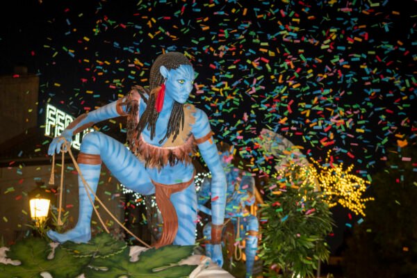 Madrid se vuelca con el Gran Desfile de Carrozas y un espectacular cierre de fuegos artificiales