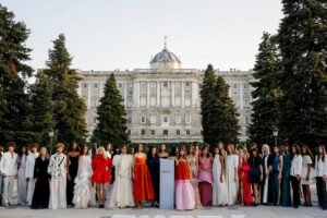Madrid se vuelca con la moda en un desfile al aire libre en los Jardines de Sabatini