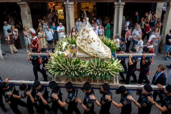 Madrid se vuelca con la procesión de Nuestra Señora del Val en Alcalá de Henares