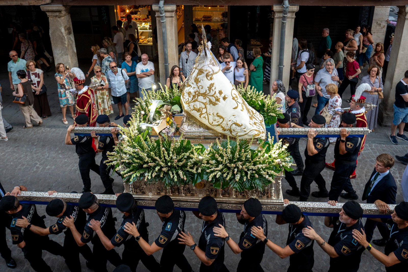 Madrid se vuelca con la procesión de Nuestra Señora del Val en Alcalá de Henares