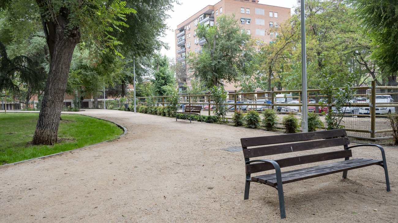 Zona verde en la Plaza Príncipe Carlos, en el barrio de Juan de Austria de Alcalá de Henares
