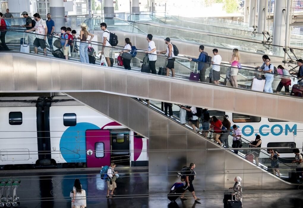 Viajeros en la Estación de Madrid - Puerta de Atocha - Almudena Grandes