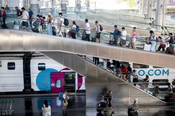 Viajeros en la Estación de Madrid - Puerta de Atocha - Almudena Grandes