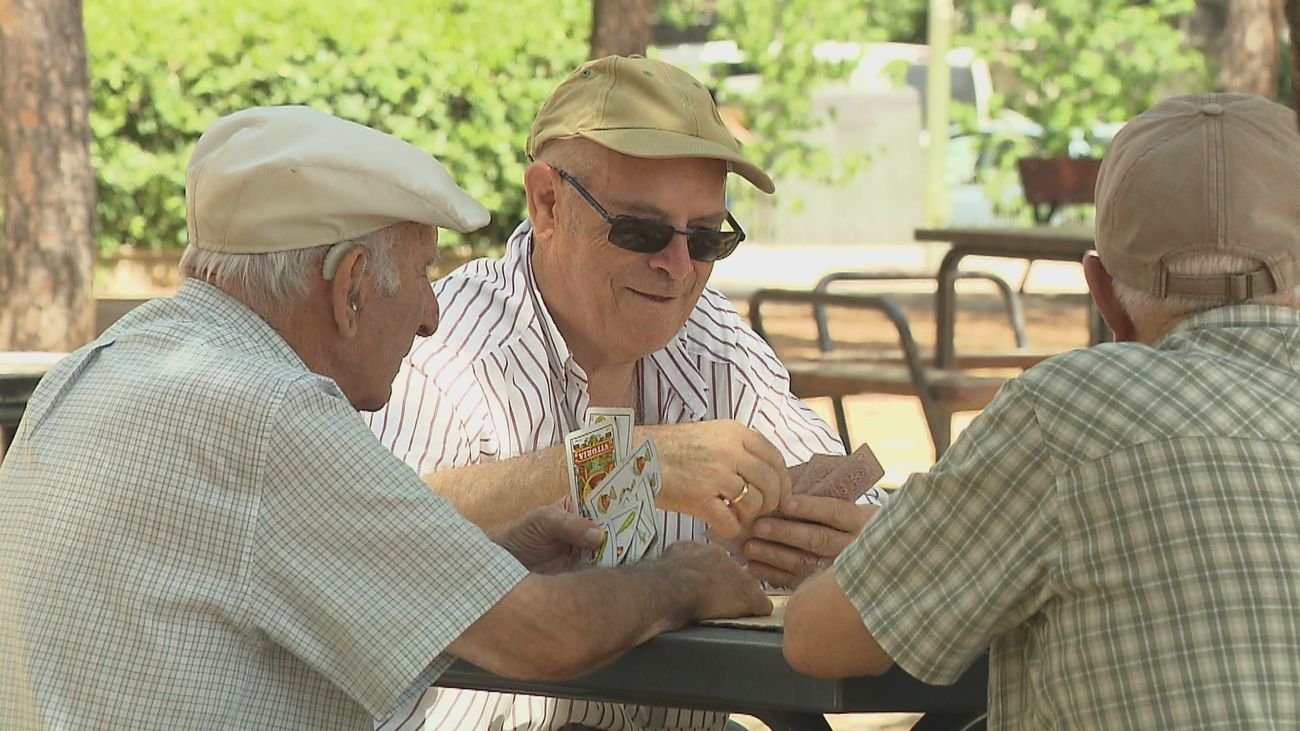 Mayores jugando a los naipes