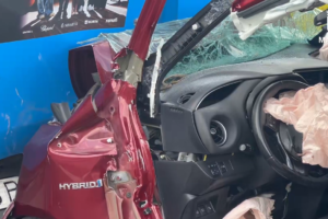 Tres heridas graves tras colisión entre un coche y un autobús en Hortaleza