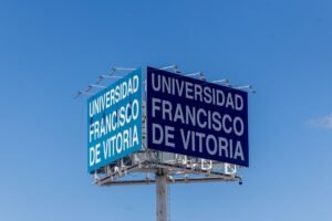 Rótulo en el campus de la Universidad Francisco de Vitoria, en Pozuelo de Alarcón