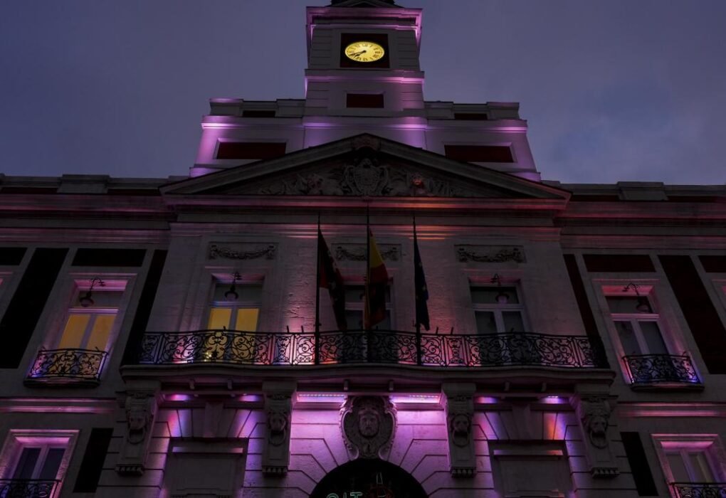 La Comunidad de Madrid ilumina de rosa la Real Casa de Correos por el Día Mundial contra el Cáncer de Mama