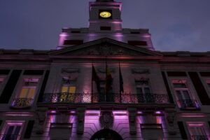 La Comunidad de Madrid ilumina de rosa la Real Casa de Correos por el Día Mundial contra el Cáncer de Mama