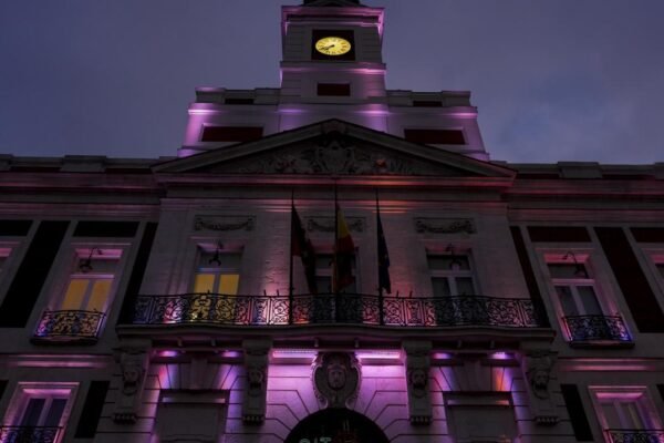 La Comunidad de Madrid ilumina de rosa la Real Casa de Correos por el Día Mundial contra el Cáncer de Mama